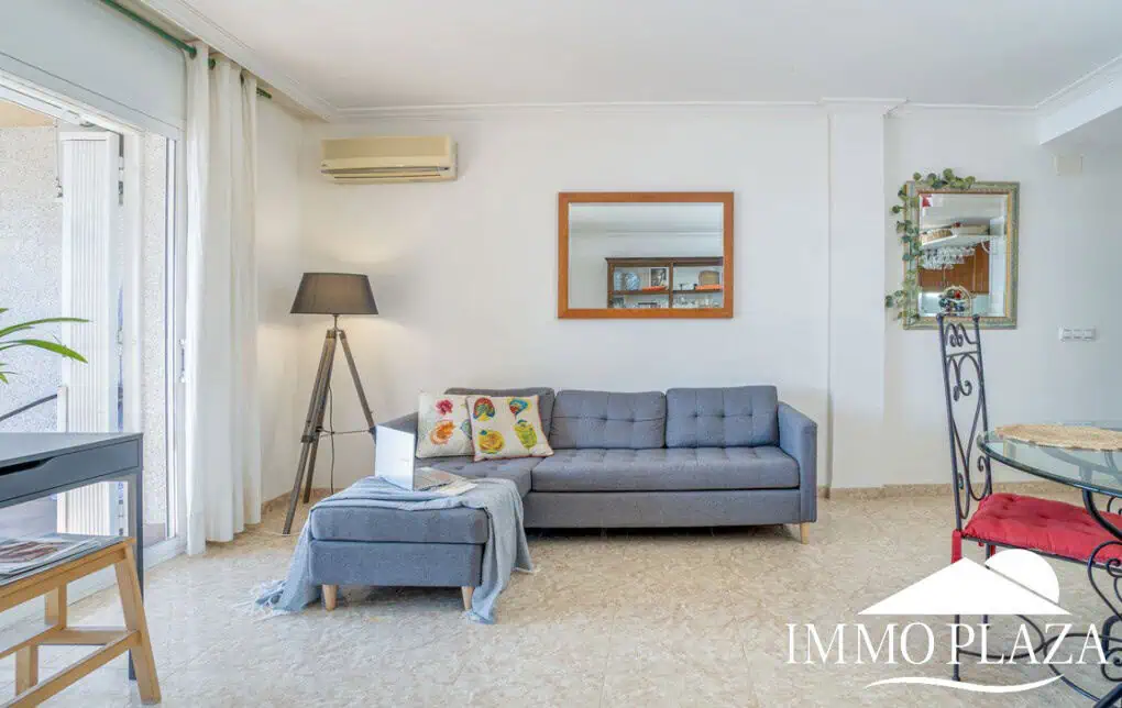 Comfortable apartment with tourist license, lake view, 2 bedrooms, 2 bathrooms, optional private garage, 2 swimming pools and garden