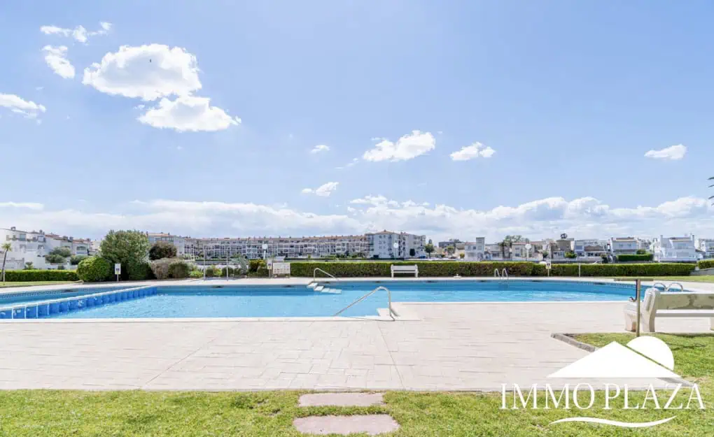 Comfortable apartment with tourist license, lake view, 2 bedrooms, 2 bathrooms, optional private garage, 2 swimming pools and garden