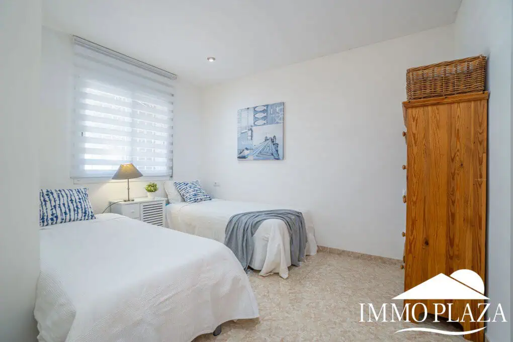 Comfortable apartment with tourist license, lake view, 2 bedrooms, 2 bathrooms, optional private garage, 2 swimming pools and garden