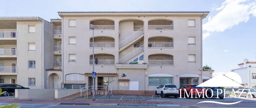 Comfortable apartment with tourist license, lake view, 2 bedrooms, 2 bathrooms, optional private garage, 2 swimming pools and garden