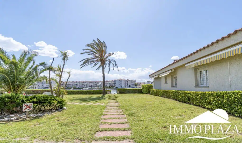 Comfortable apartment with tourist license, lake view, 2 bedrooms, 2 bathrooms, optional private garage, 2 swimming pools and garden