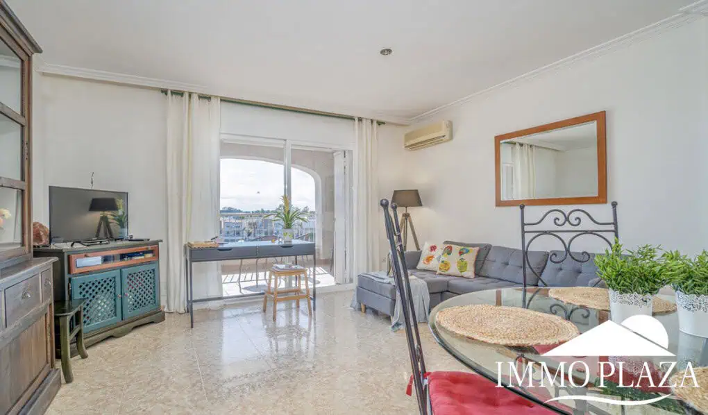 Comfortable apartment with tourist license, lake view, 2 bedrooms, 2 bathrooms, optional private garage, 2 swimming pools and garden