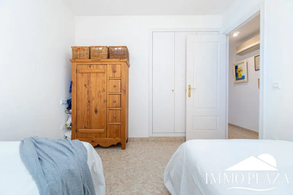 Comfortable apartment with tourist license, lake view, 2 bedrooms, 2 bathrooms, optional private garage, 2 swimming pools and garden
