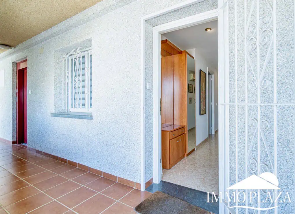 Comfortable apartment with tourist license, lake view, 2 bedrooms, 2 bathrooms, optional private garage, 2 swimming pools and garden