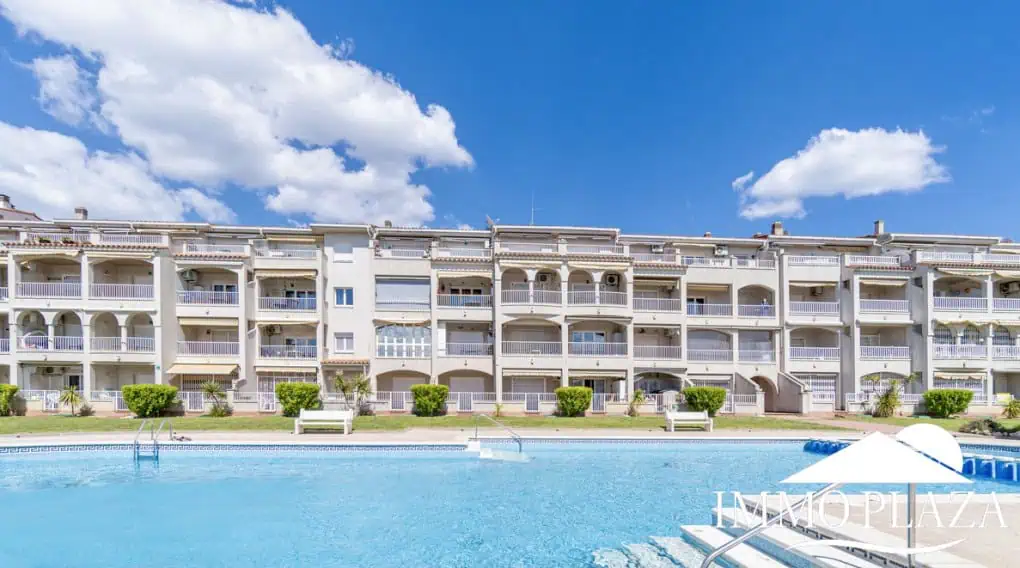 Comfortable apartment with tourist license, lake view, 2 bedrooms, 2 bathrooms, optional private garage, 2 swimming pools and garden