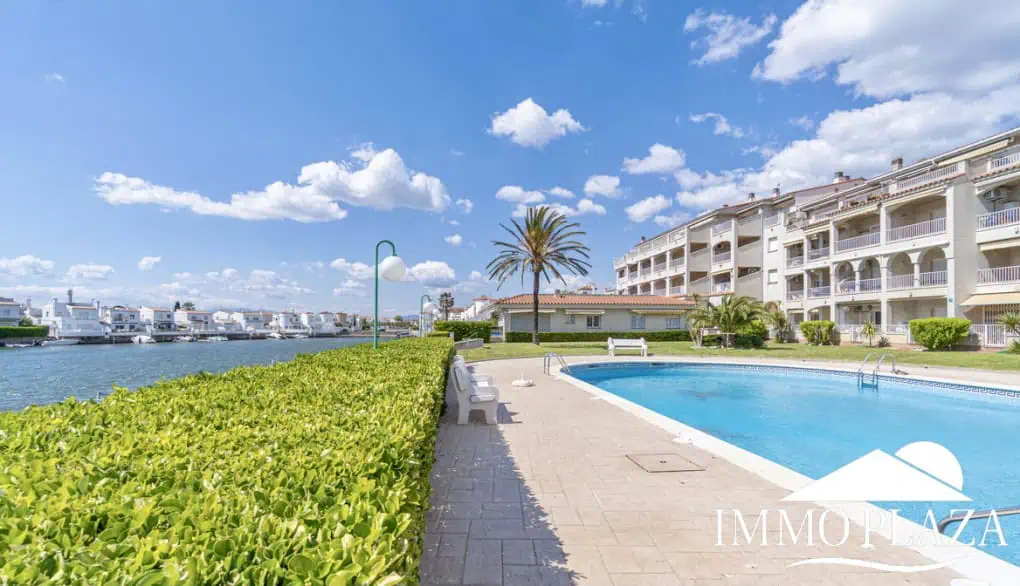 Comfortable apartment with tourist license, lake view, 2 bedrooms, 2 bathrooms, optional private garage, 2 swimming pools and garden