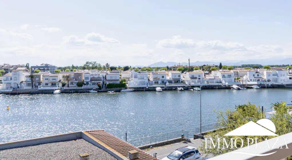 Comfortable apartment with tourist license, lake view, 2 bedrooms, 2 bathrooms, optional private garage, 2 swimming pools and garden