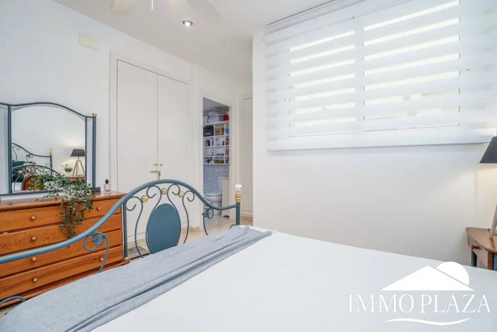 Comfortable apartment with tourist license, lake view, 2 bedrooms, 2 bathrooms, optional private garage, 2 swimming pools and garden