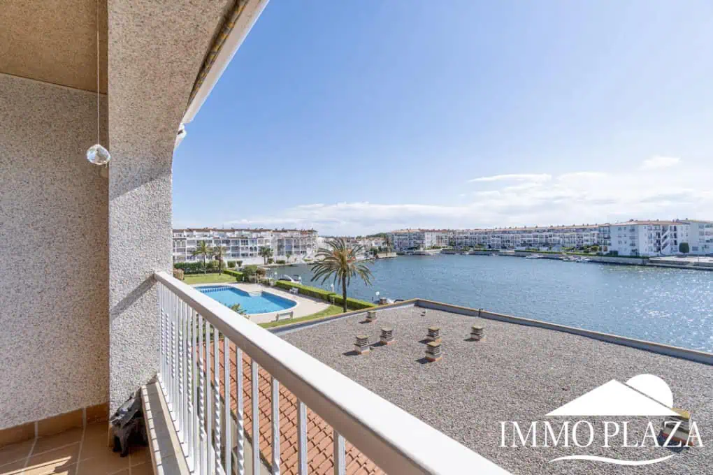 Comfortable apartment with tourist license, lake view, 2 bedrooms, 2 bathrooms, optional private garage, 2 swimming pools and garden