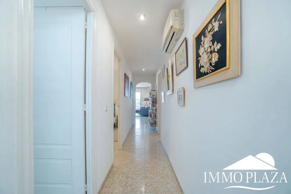 Comfortable apartment with tourist license, lake view, 2 bedrooms, 2 bathrooms, optional private garage, 2 swimming pools and garden