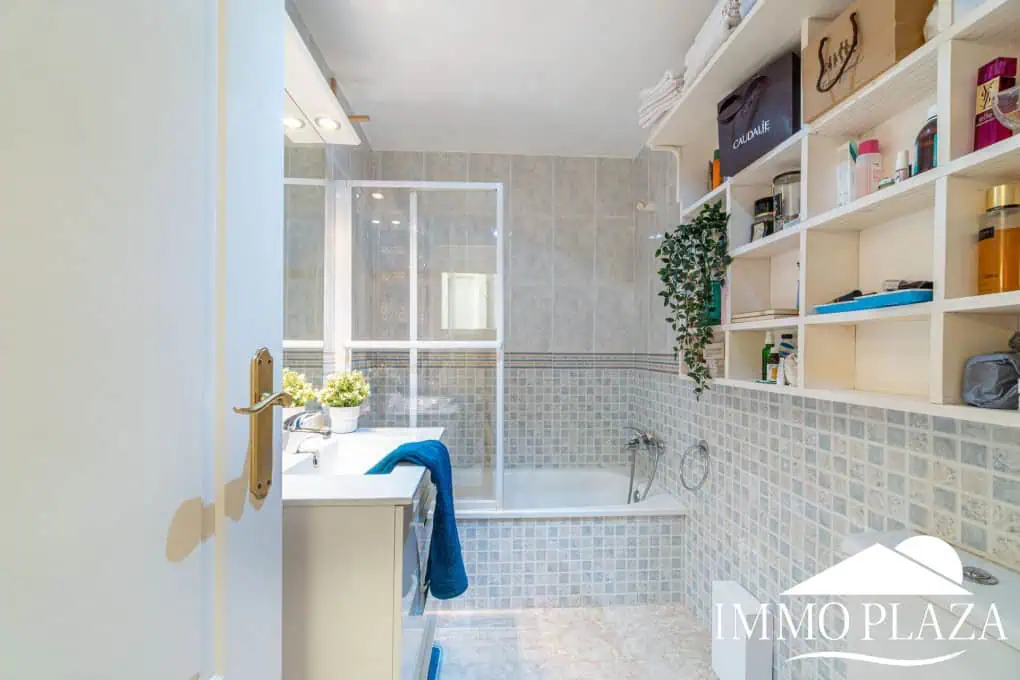 Comfortable apartment with tourist license, lake view, 2 bedrooms, 2 bathrooms, optional private garage, 2 swimming pools and garden