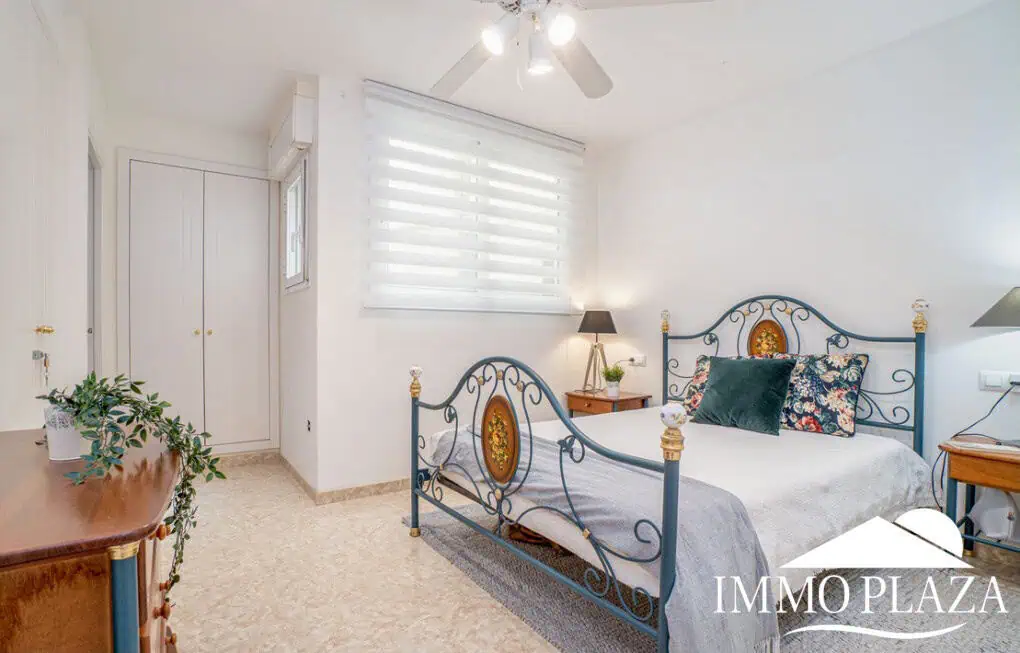 Comfortable apartment with tourist license, lake view, 2 bedrooms, 2 bathrooms, optional private garage, 2 swimming pools and garden
