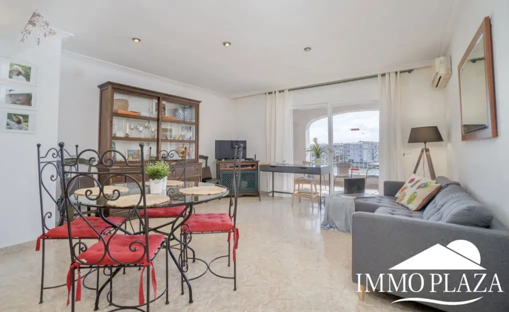 Comfortable apartment with tourist license, lake view, 2 bedrooms, 2 bathrooms, optional private garage, 2 swimming pools and garden
