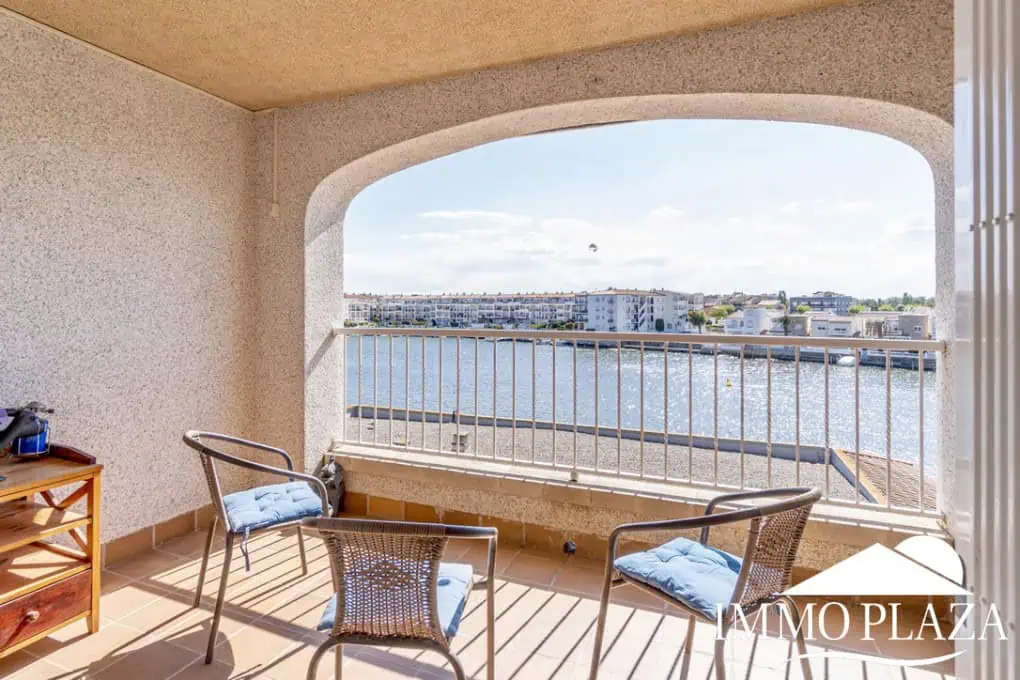 Comfortable apartment with tourist license, lake view, 2 bedrooms, 2 bathrooms, optional private garage, 2 swimming pools and garden