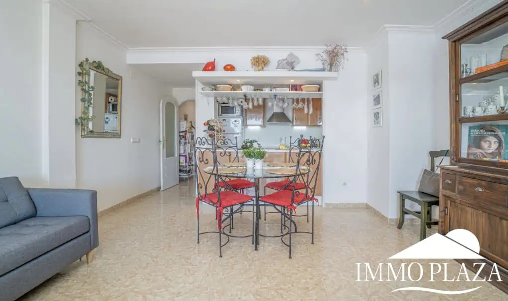 Comfortable apartment with tourist license, lake view, 2 bedrooms, 2 bathrooms, optional private garage, 2 swimming pools and garden