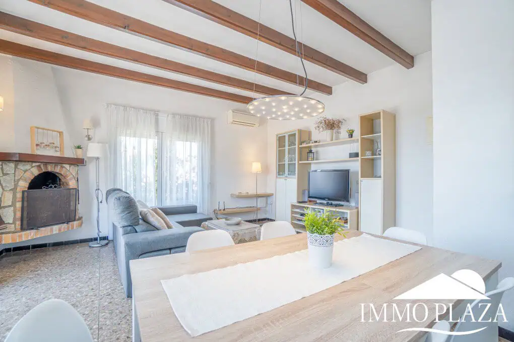 Beautiful 3 bedroom villa with swimming pool and superb open views over the bay of Roses
