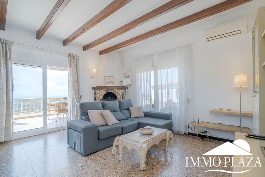Beautiful 3 bedroom villa with swimming pool and superb open views over the bay of Roses