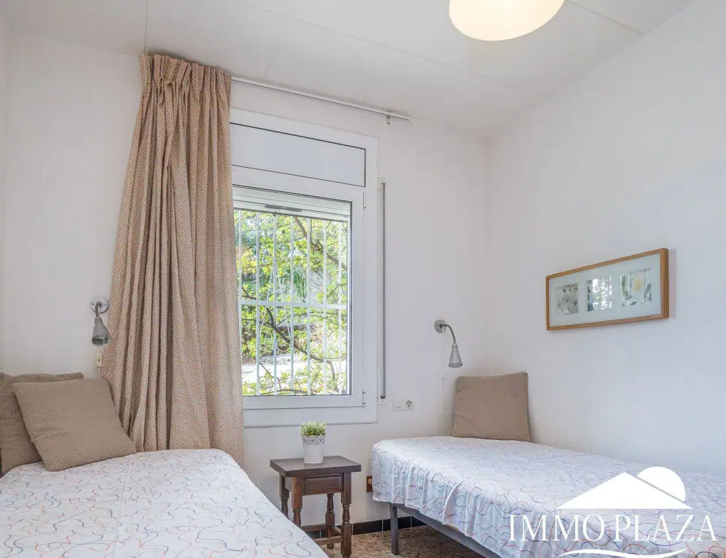 Beautiful 3 bedroom villa with swimming pool and superb open views over the bay of Roses