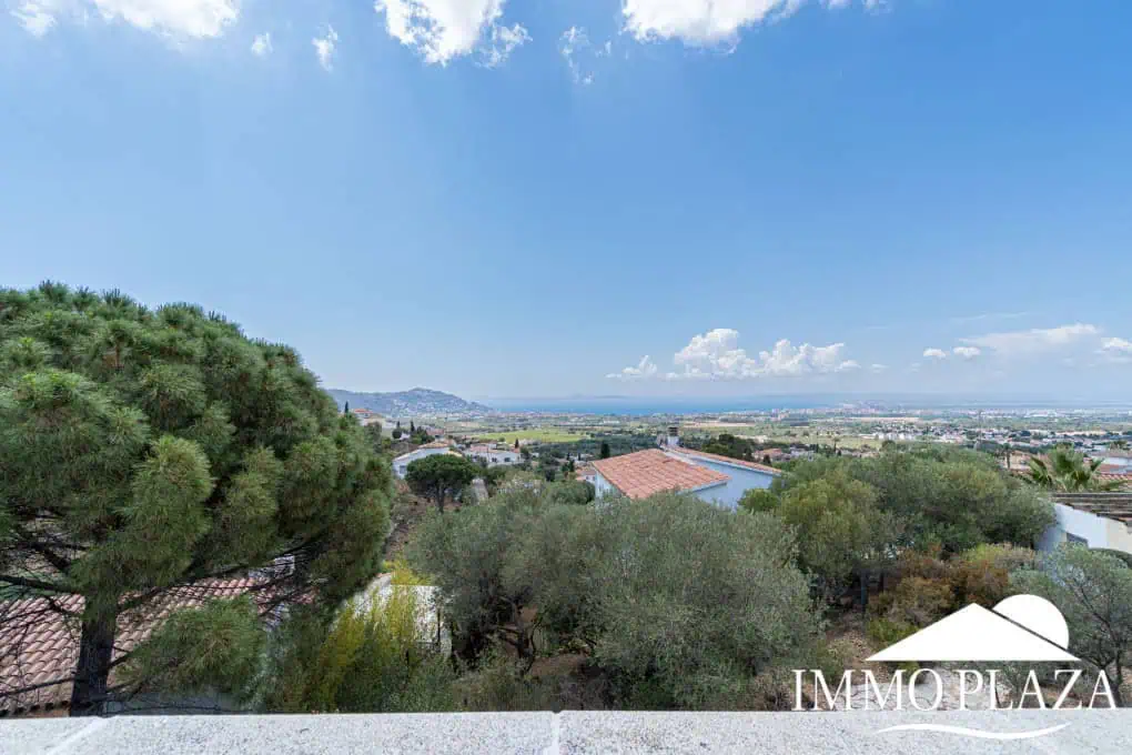 Beautiful 3 bedroom villa with swimming pool and superb open views over the bay of Roses
