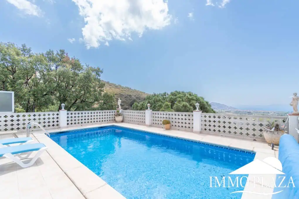 Beautiful 3 bedroom villa with swimming pool and superb open views over the bay of Roses