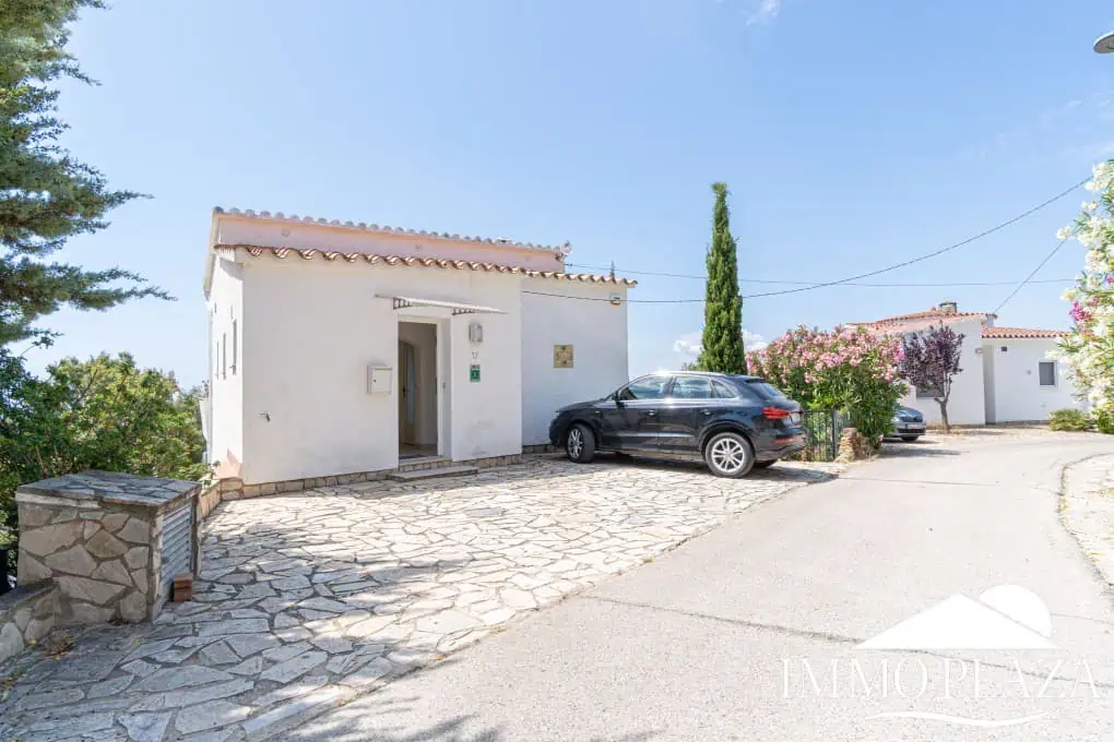 Beautiful 3 bedroom villa with swimming pool and superb open views over the bay of Roses
