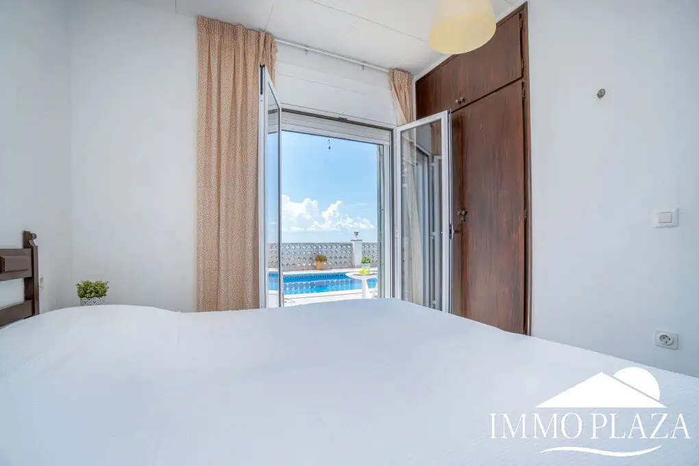 Beautiful 3 bedroom villa with swimming pool and superb open views over the bay of Roses