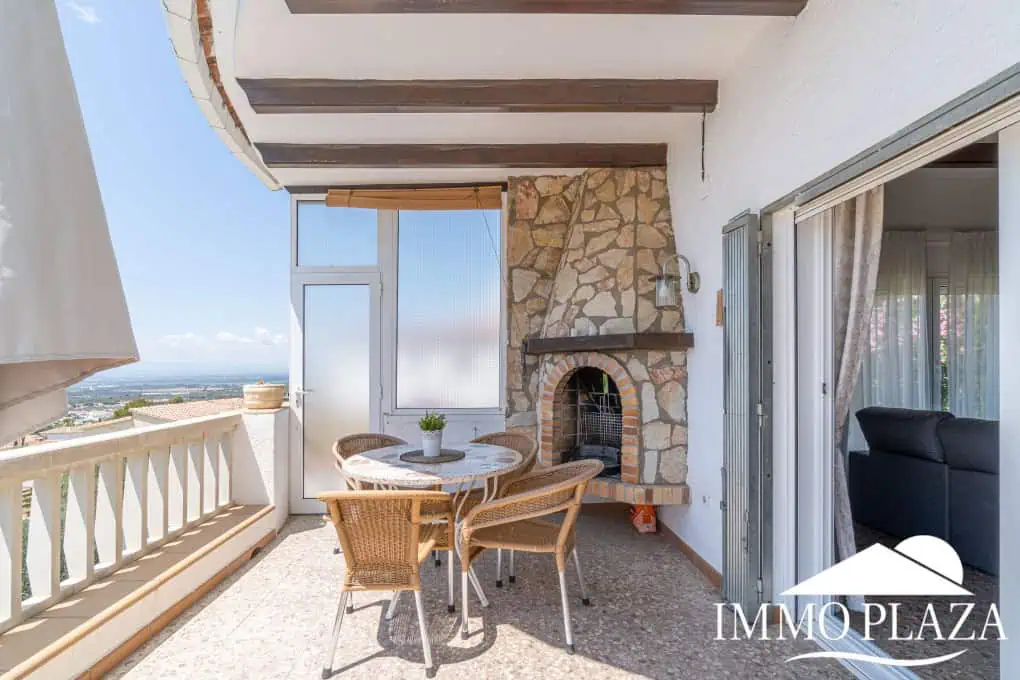 Beautiful 3 bedroom villa with swimming pool and superb open views over the bay of Roses