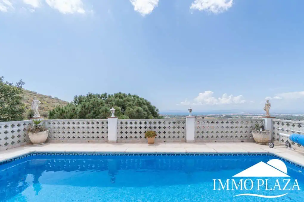 Beautiful 3 bedroom villa with swimming pool and superb open views over the bay of Roses
