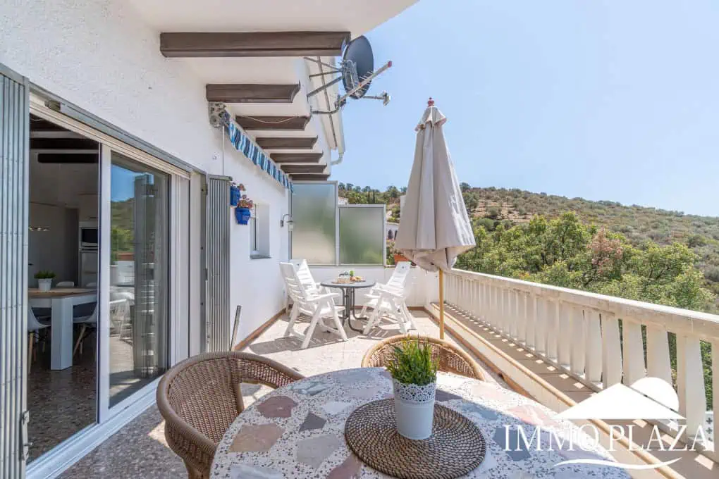 Beautiful 3 bedroom villa with swimming pool and superb open views over the bay of Roses