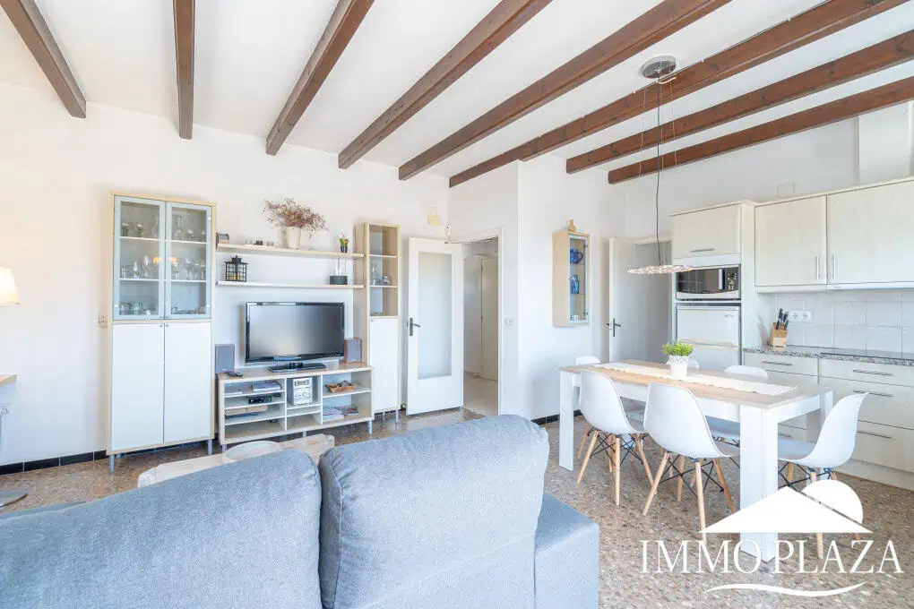 Beautiful 3 bedroom villa with swimming pool and superb open views over the bay of Roses