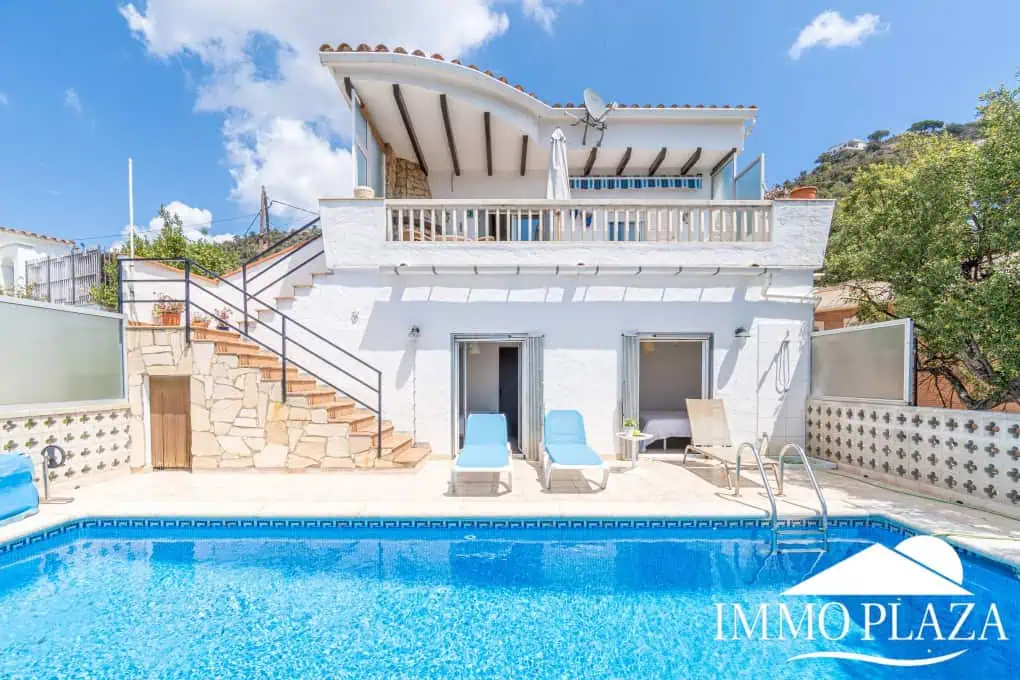 Beautiful 3 bedroom villa with swimming pool and superb open views over the bay of Roses
