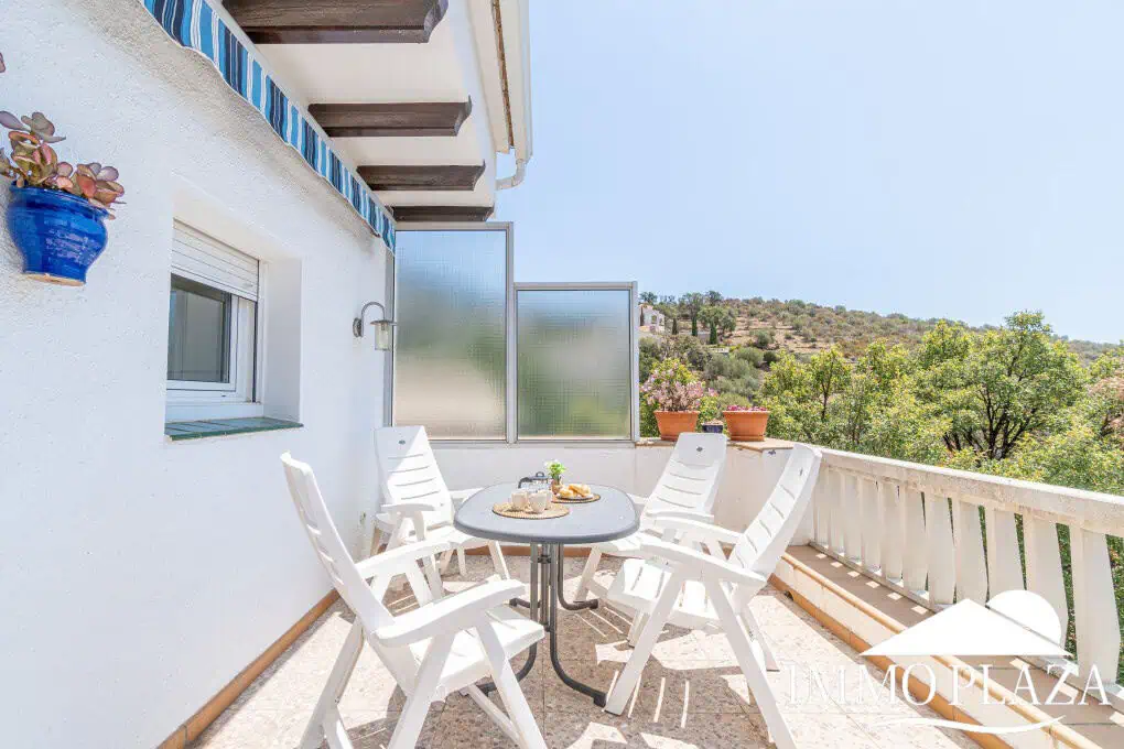 Beautiful 3 bedroom villa with swimming pool and superb open views over the bay of Roses