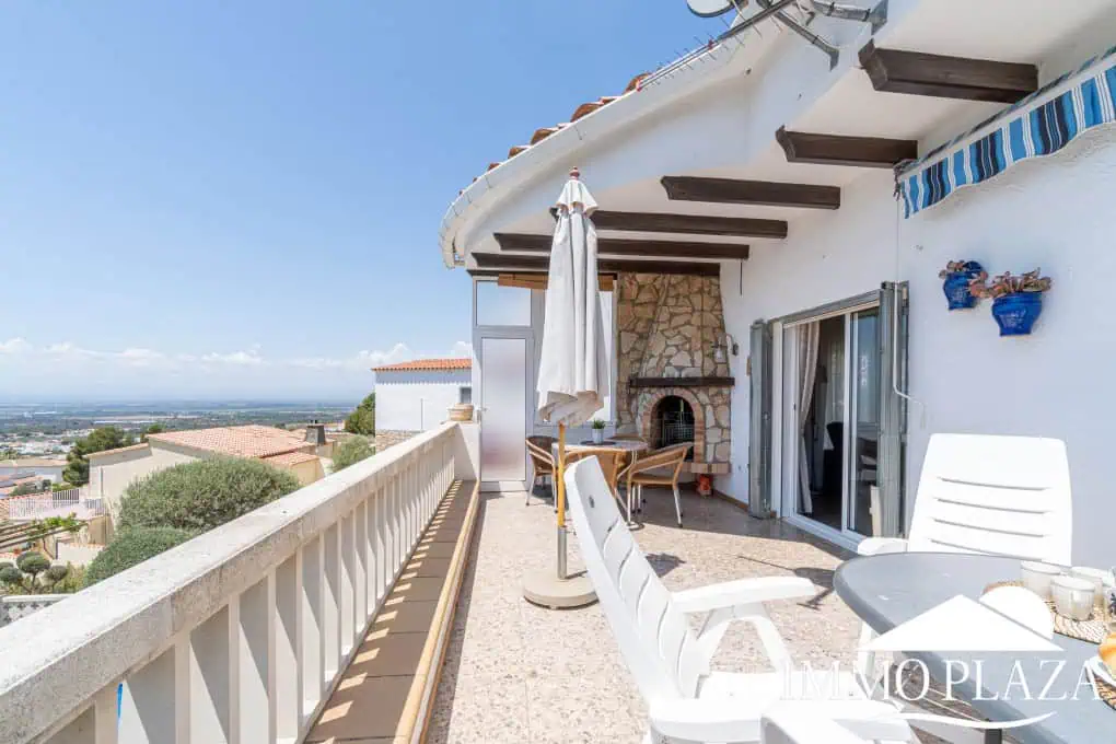 Beautiful 3 bedroom villa with swimming pool and superb open views over the bay of Roses