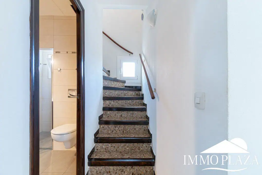 Beautiful 3 bedroom villa with swimming pool and superb open views over the bay of Roses