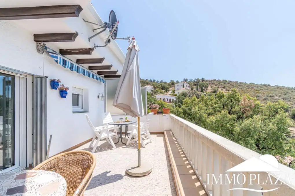 Beautiful 3 bedroom villa with swimming pool and superb open views over the bay of Roses