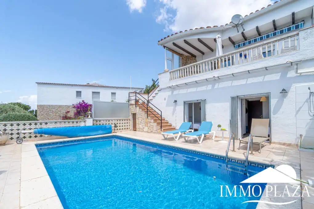 Beautiful 3 bedroom villa with swimming pool and superb open views over the bay of Roses