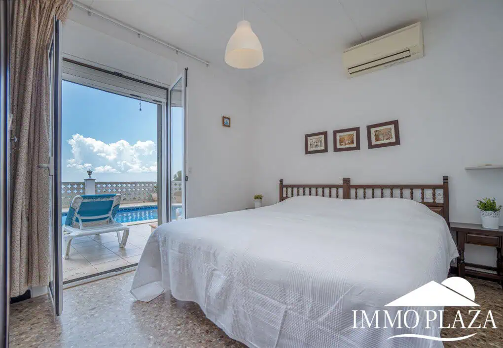 Beautiful 3 bedroom villa with swimming pool and superb open views over the bay of Roses