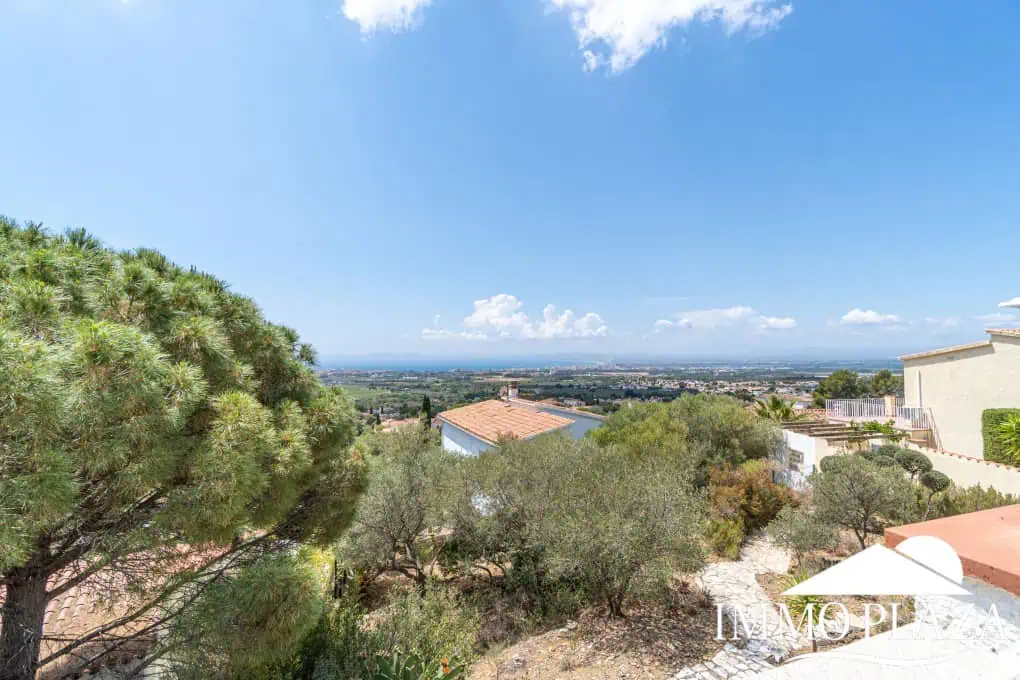 Beautiful 3 bedroom villa with swimming pool and superb open views over the bay of Roses