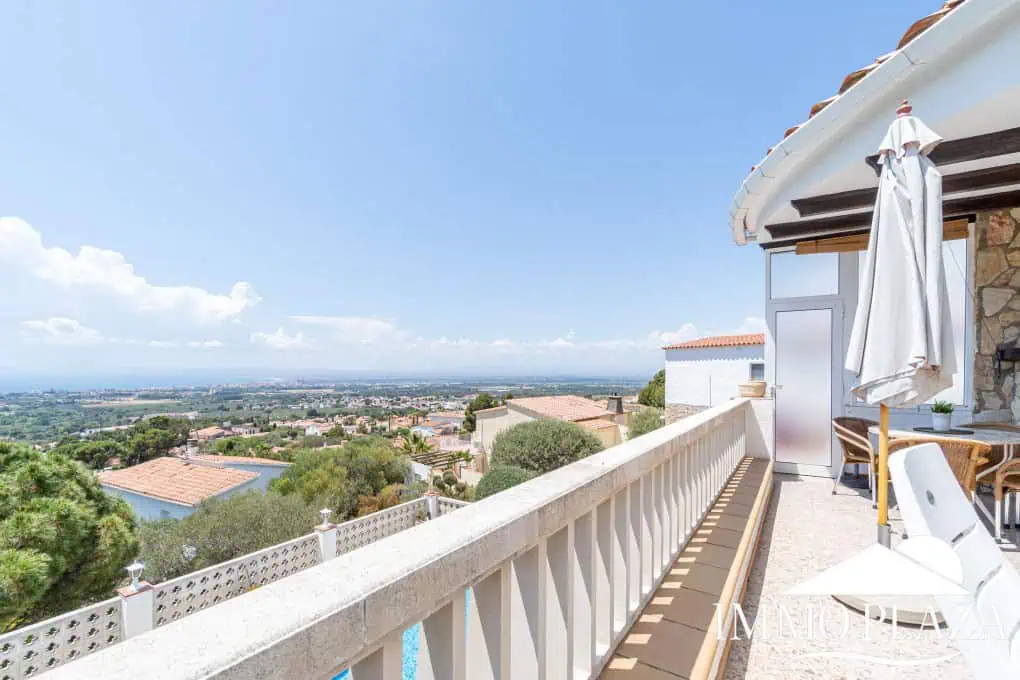 Beautiful 3 bedroom villa with swimming pool and superb open views over the bay of Roses