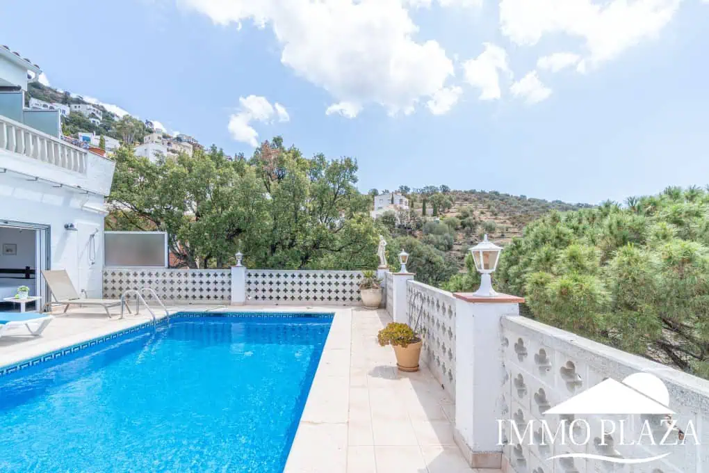 Beautiful 3 bedroom villa with swimming pool and superb open views over the bay of Roses