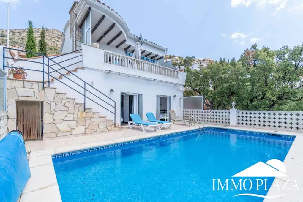 Beautiful 3 bedroom villa with swimming pool and superb open views over the bay of Roses