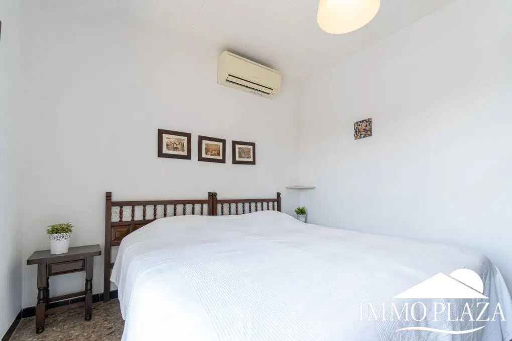 Beautiful 3 bedroom villa with swimming pool and superb open views over the bay of Roses