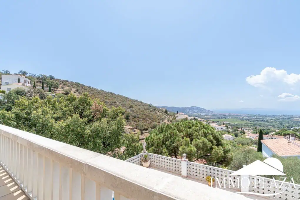 Beautiful 3 bedroom villa with swimming pool and superb open views over the bay of Roses