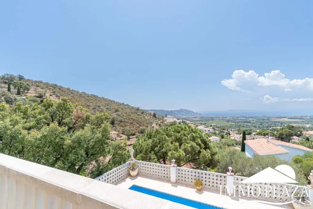 Beautiful 3 bedroom villa with swimming pool and superb open views over the bay of Roses