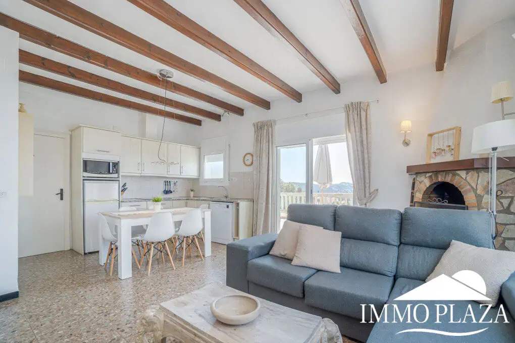 Beautiful 3 bedroom villa with swimming pool and superb open views over the bay of Roses