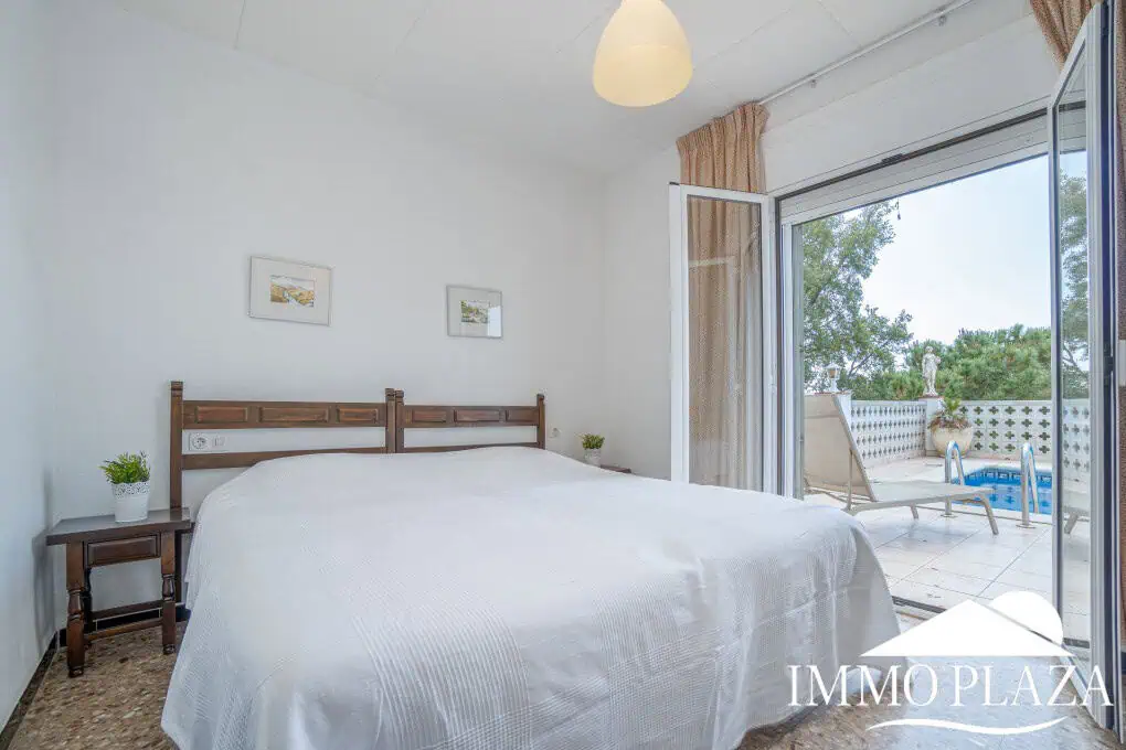 Beautiful 3 bedroom villa with swimming pool and superb open views over the bay of Roses