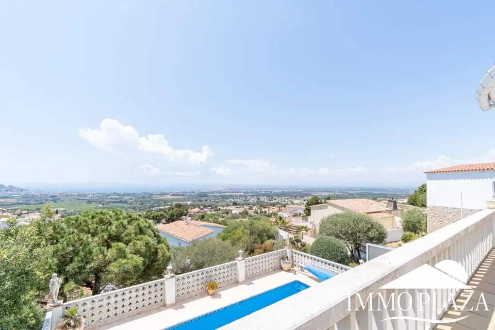 Beautiful 3 bedroom villa with swimming pool and superb open views over the bay of Roses