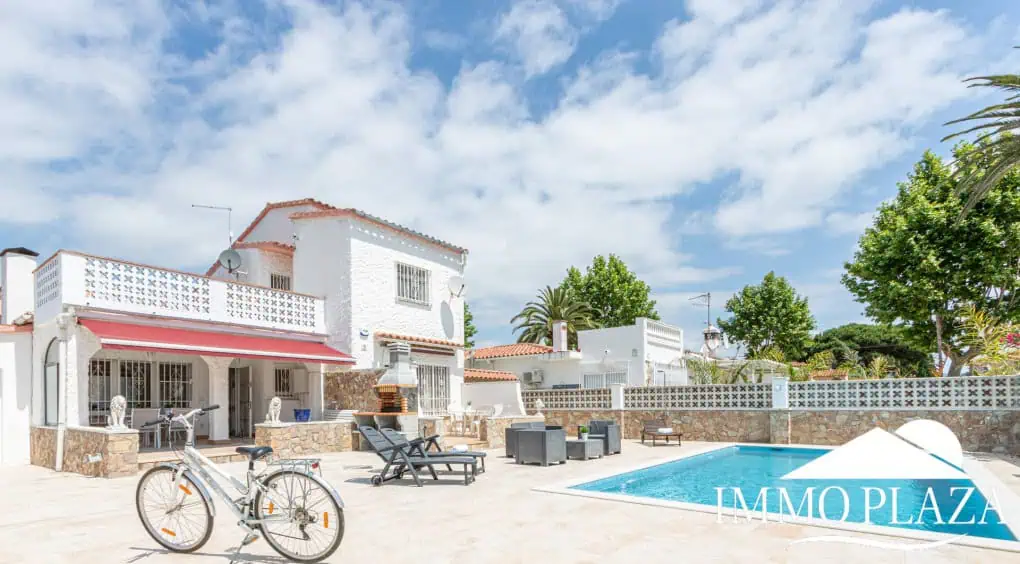 Hervorragende Villa mit 4 Schlafzimmern und 2 Bädern, Swimmingpool und Garage in der Nähe des Strandes und des Zentrums