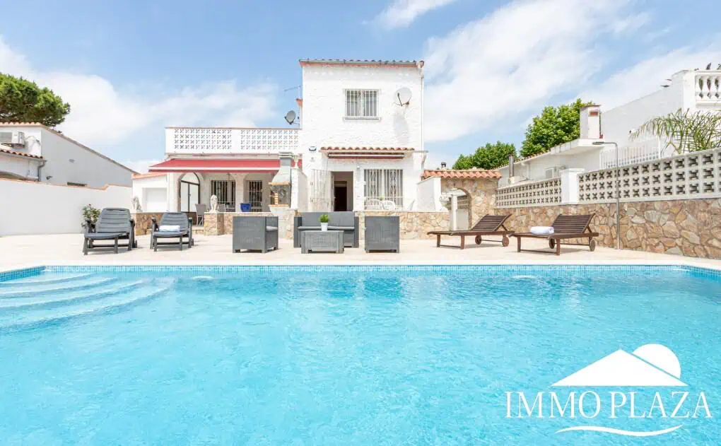 Hervorragende Villa mit 4 Schlafzimmern und 2 Bädern, Swimmingpool und Garage in der Nähe des Strandes und des Zentrums