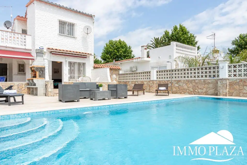 Hervorragende Villa mit 4 Schlafzimmern und 2 Bädern, Swimmingpool und Garage in der Nähe des Strandes und des Zentrums